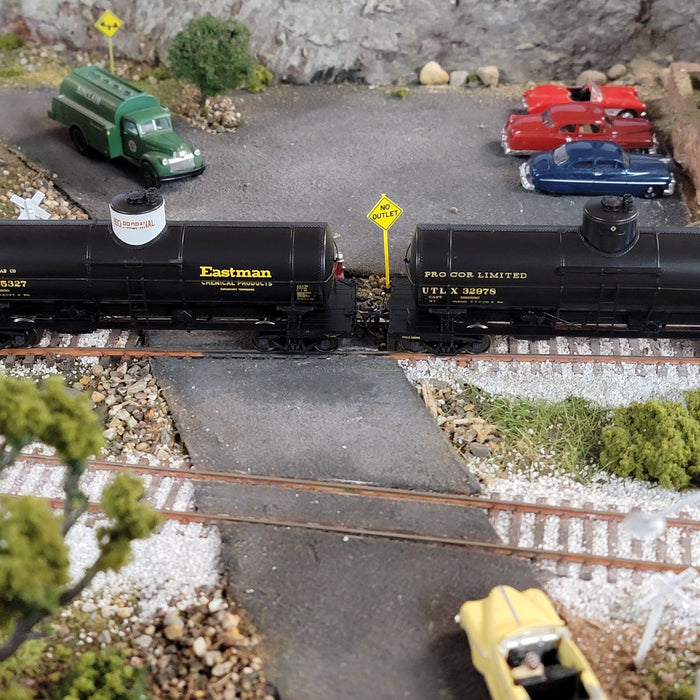HO Scale X-3 UTLX Tank Cars from Rapido Trains