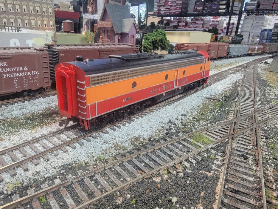 Proto 2000 433-8048 HO Scale EMD E8A Diesel Southern Pacific "Daylight" SP 6054 - USED