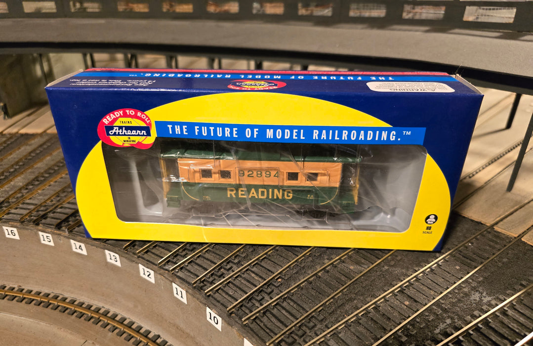 Athearn 76807 HO Scale 4 Window Caboose Reading RDG 92894 - NOS