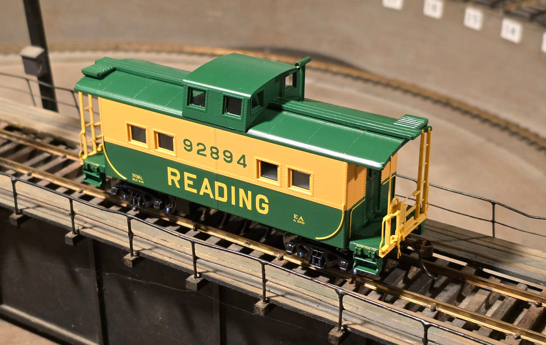 Athearn 76807 HO Scale 4 Window Caboose Reading RDG 92894 - NOS
