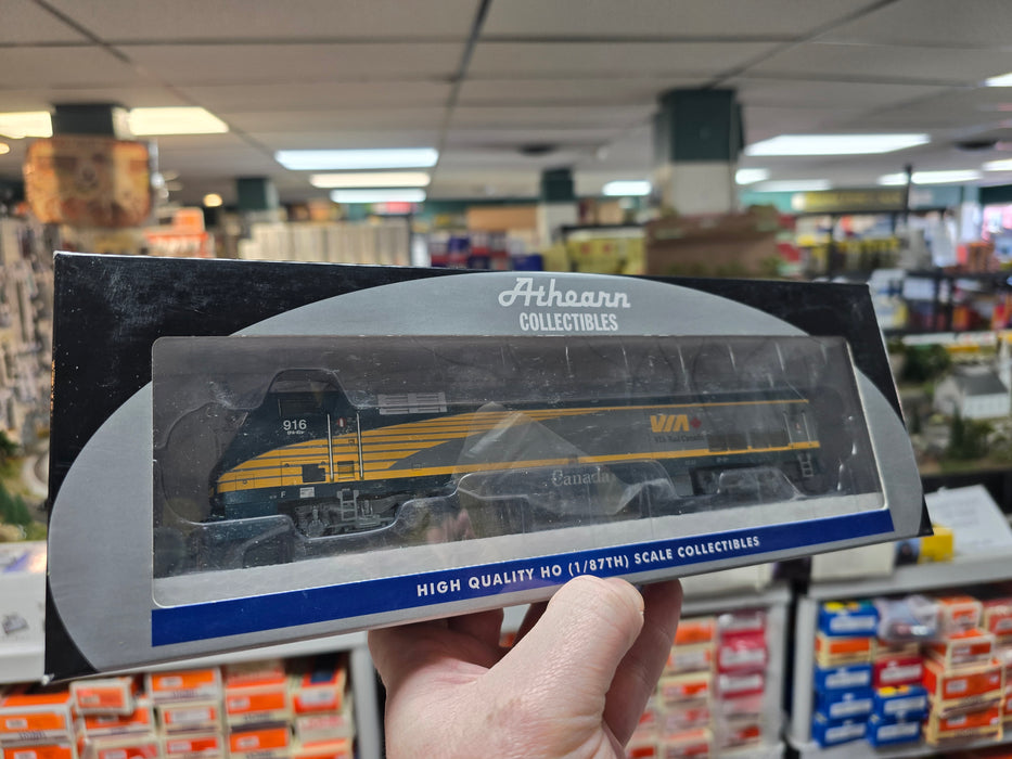 Athearn 99429 HO Scale GE P42DC Diesel VIA Rail 916 - NOS