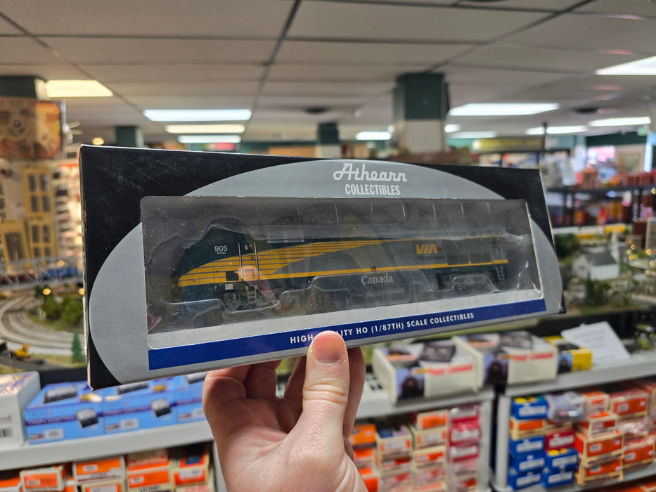 Athearn 99428 HO Scale GE P42DC Diesel VIA Rail 905 - NOS