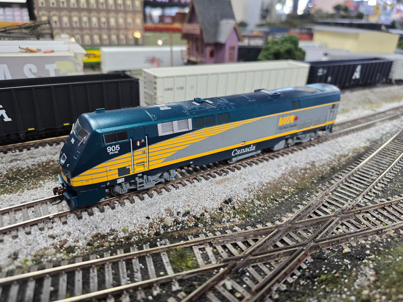 Athearn 99428 HO Scale GE P42DC Diesel VIA Rail 905 - NOS