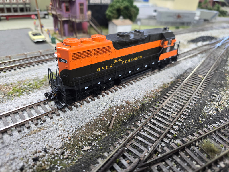 Kato 37-3004 HO Scale EMD GP35 Phase 1C Diesel Great Northern GN 3040 - Like New USED