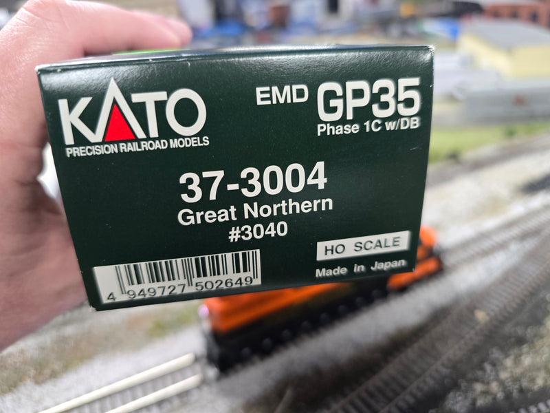 Kato 37-3004 HO Scale EMD GP35 Phase 1C Diesel Great Northern GN 3040 - Like New USED