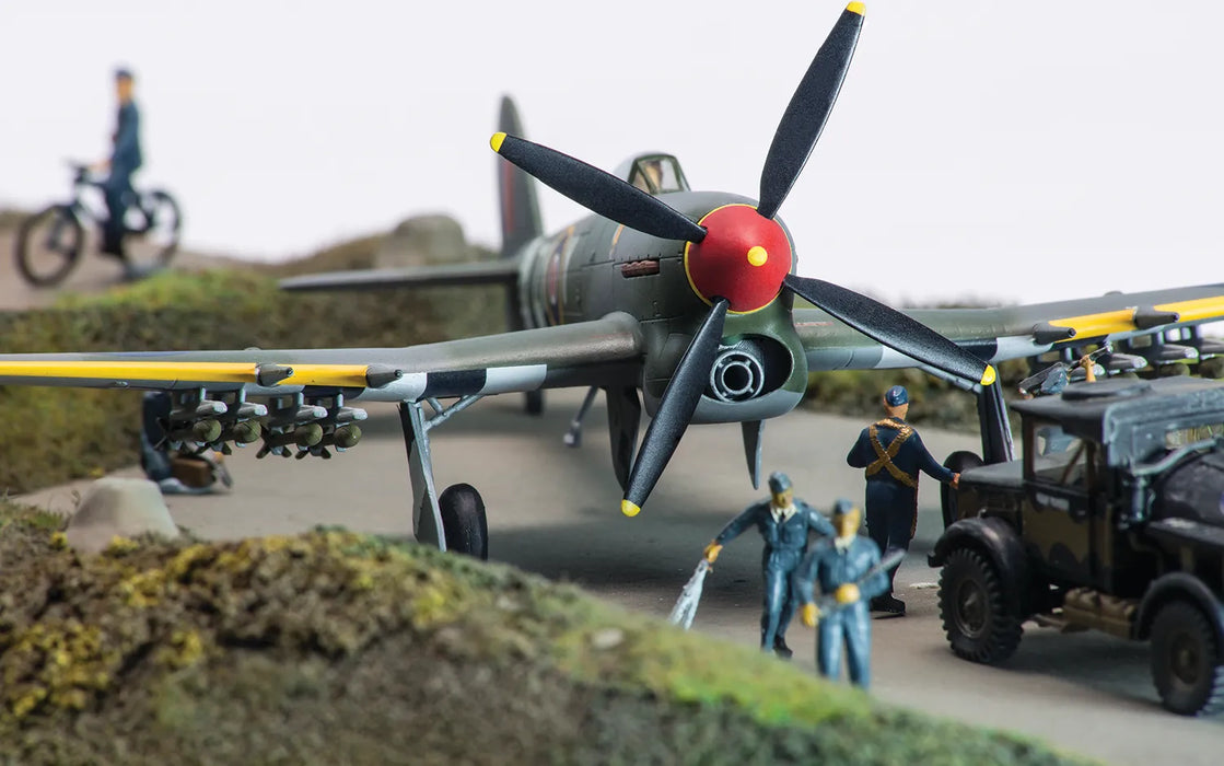 AIRFIX A50157A 1/72 D-Day Air Assault Gift Set (With Paint & Glue)