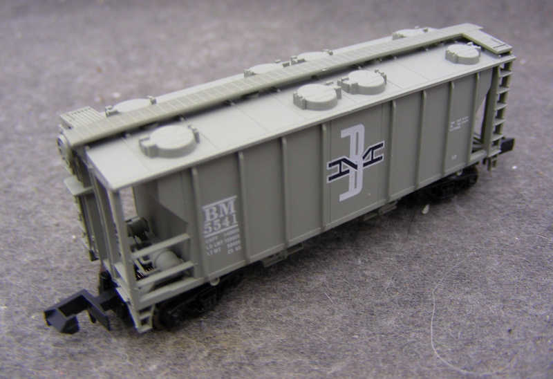 Atlas 1801 HO Scale PS-2 2 Bay Covered Hopper Boston & Maine B&M 5541 - USED