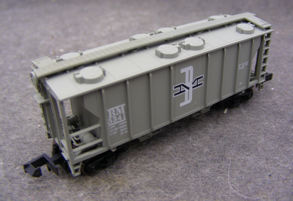 Atlas 1801 HO Scale PS-2 2 Bay Covered Hopper Boston & Maine B&M 5541 - USED