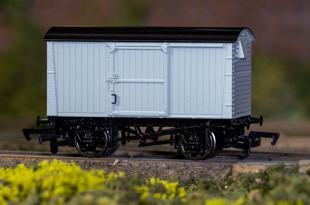 Bachmann 77412 HO Scale Thomas &amp; Friends 12 Ton Box Van - Gray