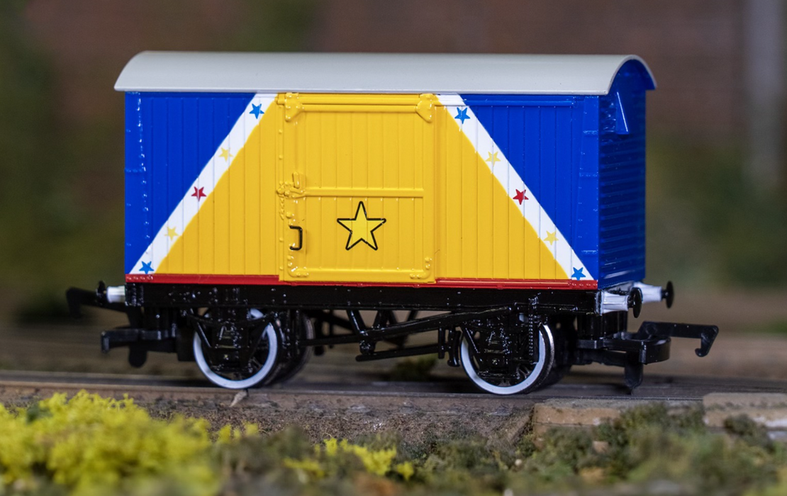 Bachmann 77413 HO Scale Thomas &amp; Friends 12 Ton Box Van - Funfair Blue