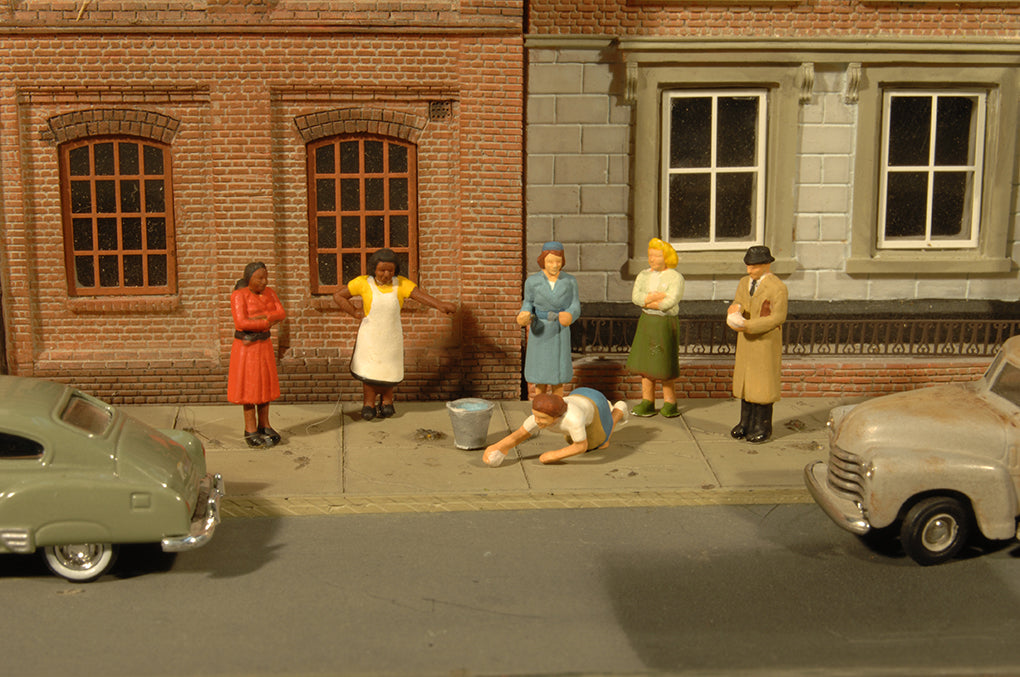 Bachmann SceneScapes 33267 N Scale Sidewalk People Figures (6 Pack)