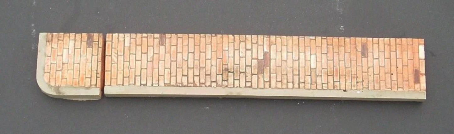 Dioramas Plus 10 1/35 Brick Sidewalk with Corner Sections (1.5 x8") (5pcs)