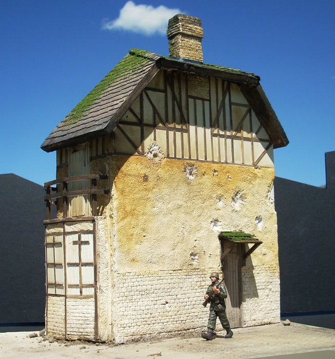 Dioramas Plus 17 1/35 Juno 2-Story Beach House with Base (8"x10.5")