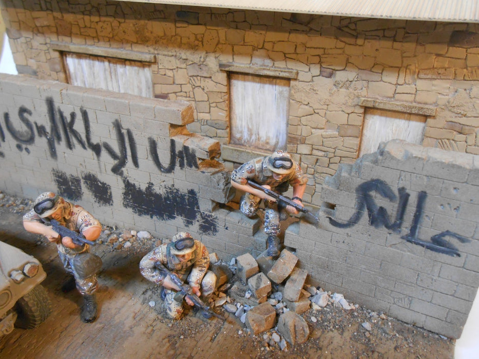 Dioramas Plus 23 1/35 Baghdad Breakdown Iraqi Street Ruined Building Front with Base (8"x10")