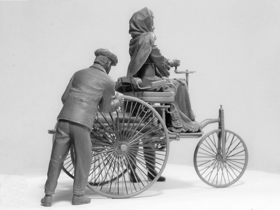 ICM Models 24041 1/24 Benz Patent-Motorwagen 1886 (with Mrs. Benz & Sons) Model Kit