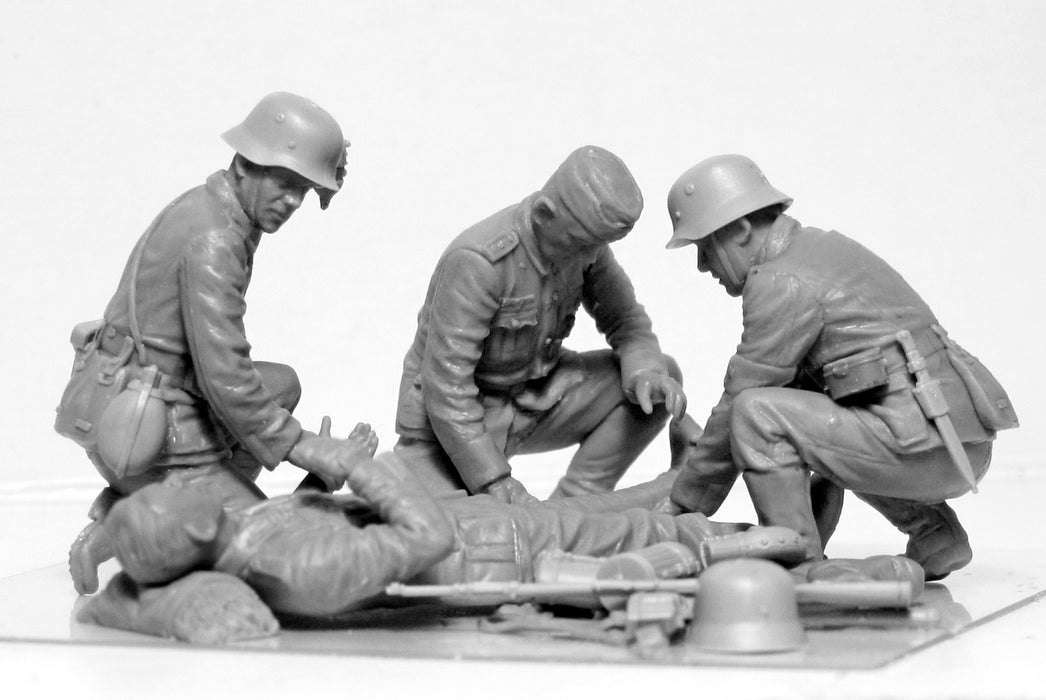 ICM Models 35620 1/35 WWII German Military Medical Personnel Figures Model Kit