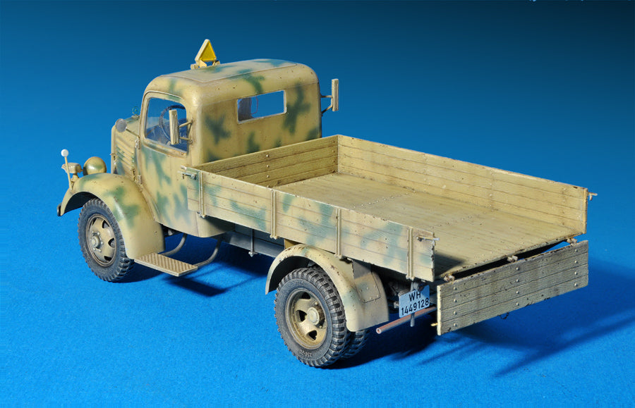 MiniArt 35150 1/35 MB L1500A 4x4 Cargo Truck with Figures Model Kit