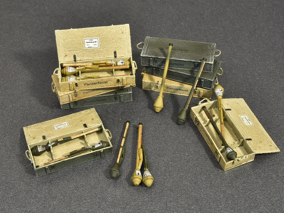 MiniArt 35253 1/35 WWII Panzerfaust 30/60 Weapons Set Model Kit