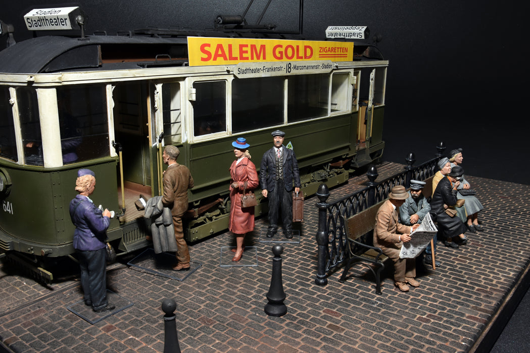 MiniArt 38009 1/35 European Tramcar Straßenbahn-Triebwagen 641 with Crew and Passengers Model Kit
