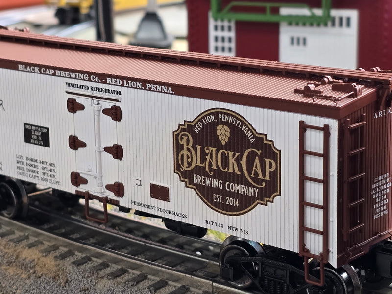 Ready Made Trains (RMT) 86199-151 O Scale 36' Wood Side Reefer Car Black Cap Brewing