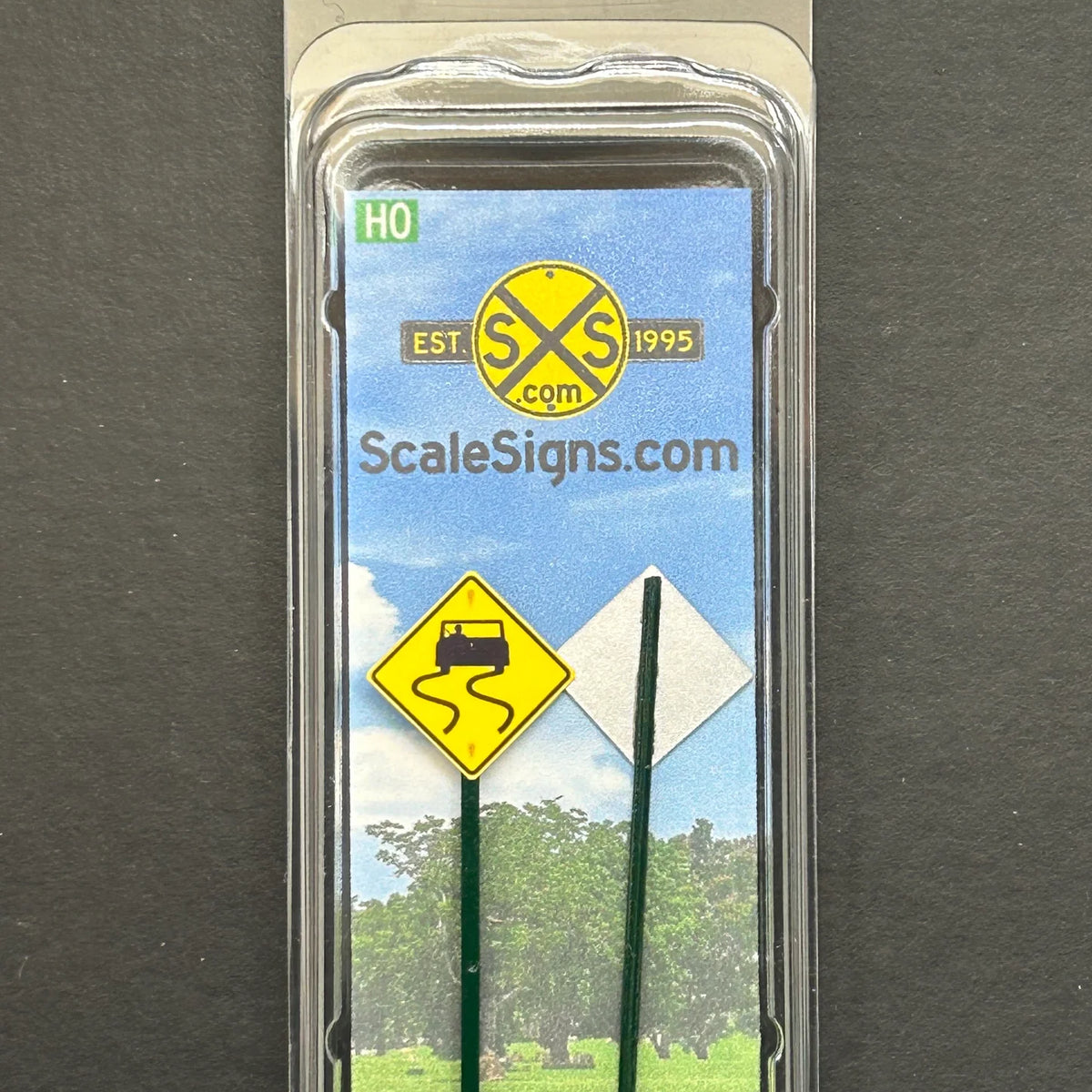 ScaleSigns HO-3145C HO Scale Slippery When Wet Sign (2 Pack) — White ...