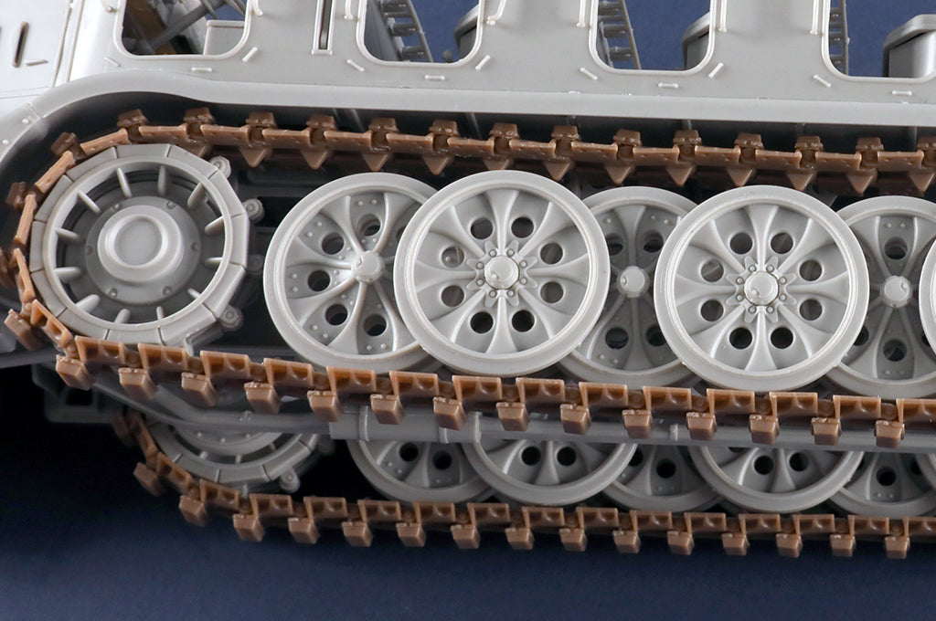 Trumpeter Scale Models 9575 1/35 Schwerer Zugkraftwagen 18to Sd.Kfz. 9 Artillery Version Model Kit