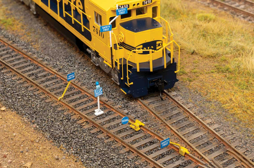Walthers Cornerstone 933-4162 HO Scale Blue Flags Kit (50 Pack)