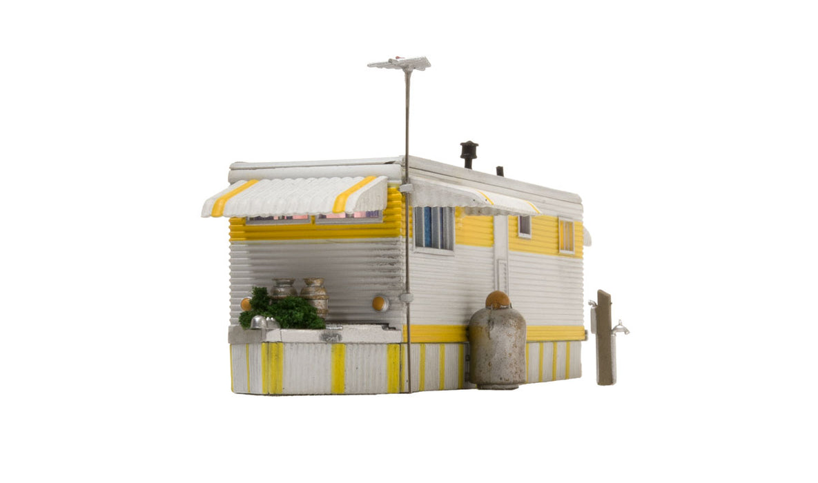 Woodland BR4952 N Scale Built & Ready Structure Sunny Days Trailer with Lights