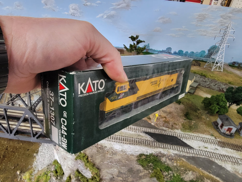 Kato 37-1307 HO Scale GE C44-9W Dash 9 Diesel CNW 8659 - USED