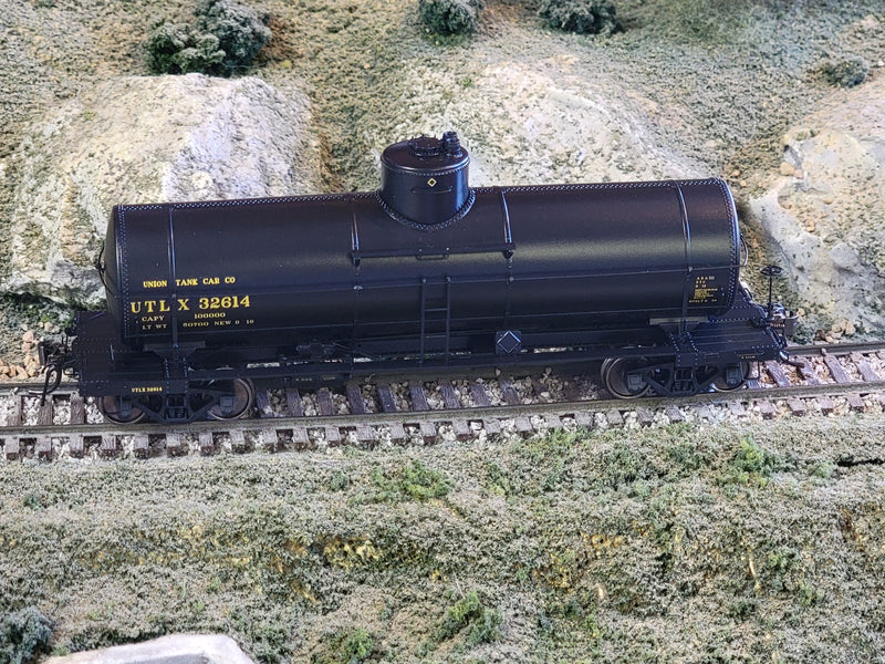 Rapido Trains 159007A HO Scale X-3 Tank Car "1950s" UTLX # Varies