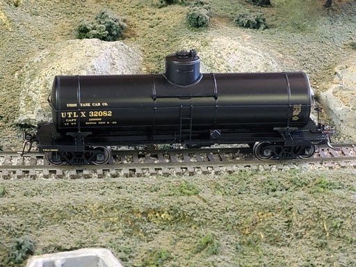 Rapido Trains 159002A HO Scale X-3 Tank Car "1930s"  UTLX # Varies