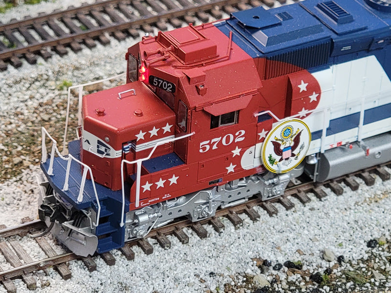 Athearn Genesis G67125 HO Scale EMD SD45-2 Santa Fe "Bicentennial" ATSF 5702 with DCC - USED