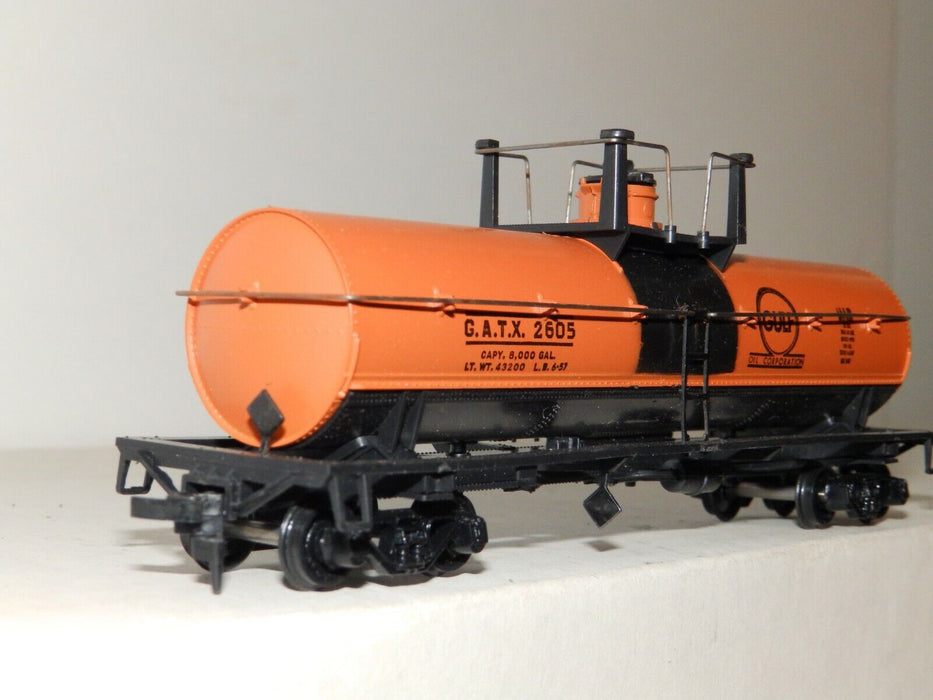 Athearn 1550 HO Scale Single Dome Tank Car (Blue Box Kit) Gulf GATX 2605 - NOS
