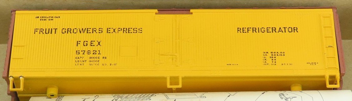 Athearn 5218 HO Scale 40' Wood Reefer (Blue Box Kit) Fruit Growers Express FGEX 57630 - NOS