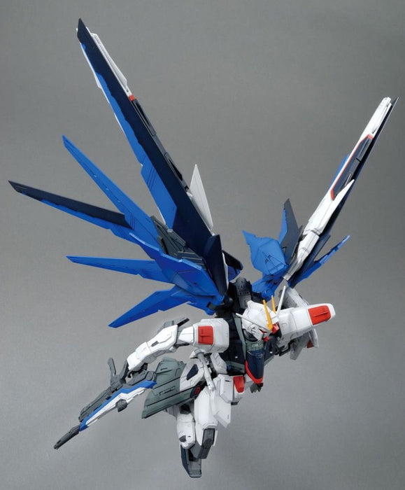 Bandai 5061611 1/100 Master Grade Seed Series ZGMF-X10A Freedom Gundam Ver 2.0