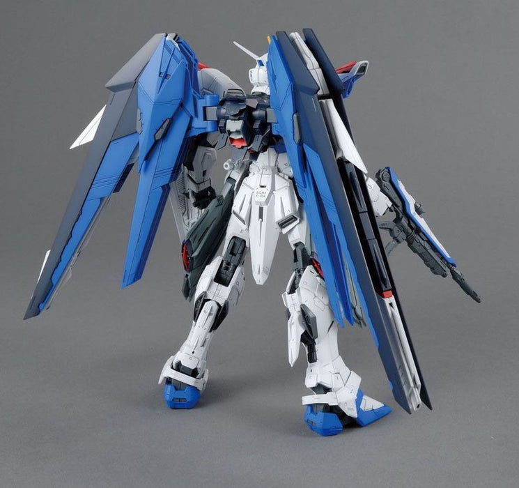 Bandai 5061611 1/100 Master Grade Seed Series ZGMF-X10A Freedom Gundam Ver 2.0