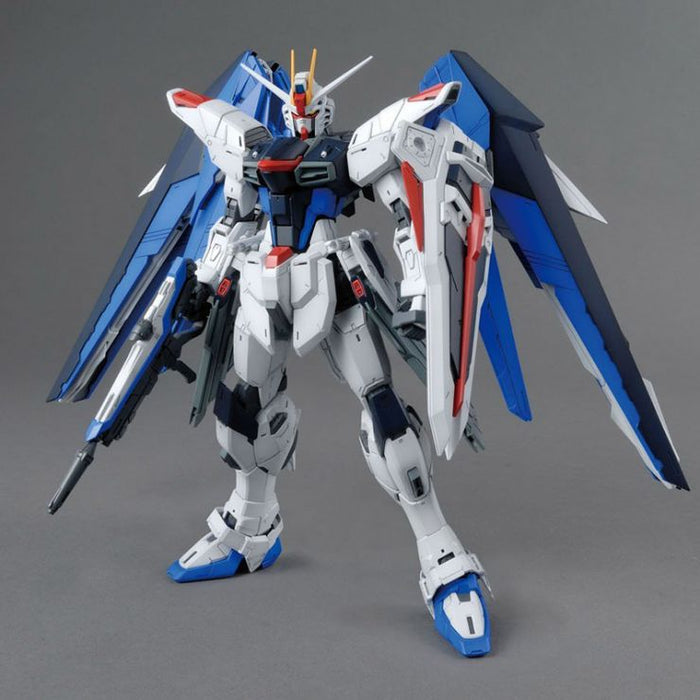 Bandai 5061611 1/100 Master Grade Seed Series ZGMF-X10A Freedom Gundam Ver 2.0