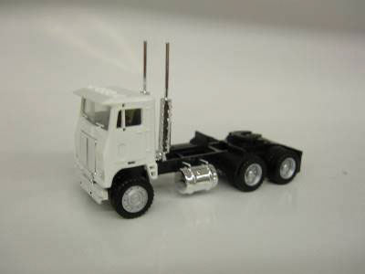 Herpa 15237 HO Scale Road Commander Cab Over Tractor White