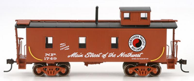 Roundhouse 84269 HO Scale 3 Window Caboose Northern Pacific NP 1743 - NOS