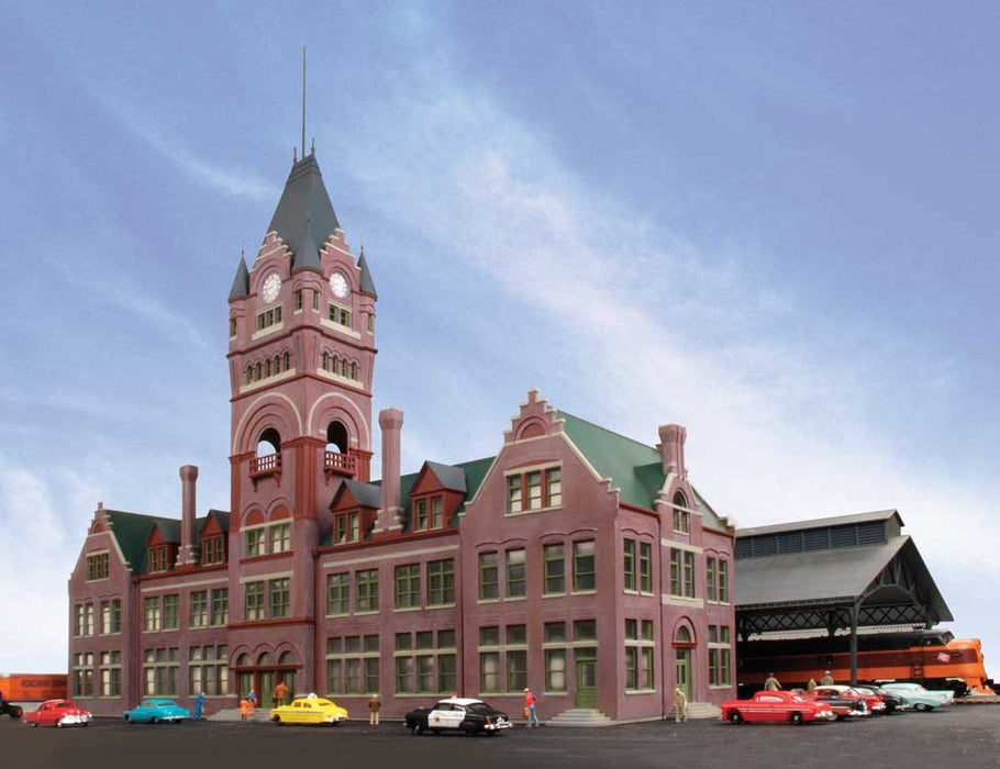 Walthers Cornerstone 933-2946 HO Scale Milwaukee Everett Street Station and Shed Kit 