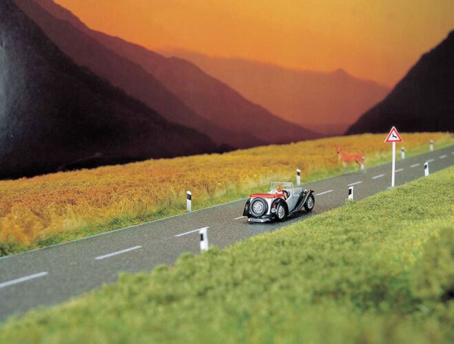 Walthers SceneMaster 949-1254 HO Scale Flexible Paved Country Road with White Lines